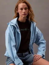 Remera negra de algodón con cuello redondo y logo de Calvin Klein estampado en el pecho.