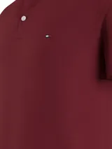 Chomba de corte slim color burdeos, confeccionada en piqué de algodón elástico, con cuello clásico y tres botones.