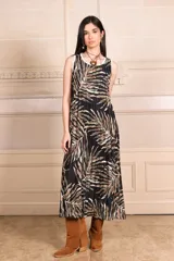 Vestido midi plisado con estampado de hojas en tonos marrones y ribete blanco en cuello y sisas.