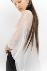 Ruana de lurex plateado con apliques de piedras y flecos.