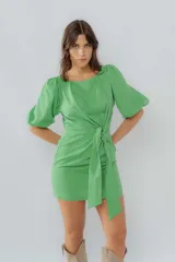 Vestido corto rojo de lino, con escote redondo, mangas globo y lazo ajustable en la cintura.