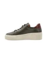Sneaker Adelaida de cuero graneado color verde oliva, con cordones de algodón y suela elevada color crema.