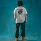 Remera gris con estampado de un pote de helado en el pecho.