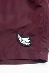 Short de baño color bordó, con cintura elástica ajustable, dos bolsillos laterales y uno trasero con cierre. Cuenta con suspensor de malla fina hipoalergénico y protección UV 50.