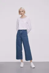 Pantalón de jean azul índigo, de corte ancho y tiro alto.