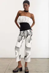 Pantalón de jean blanco con estampado de líneas negras.