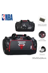 Bolso deportivo tipo duffel bag, color negro y gris con estampado de camuflaje en tonos grises. Presenta el logo de los Chicago Bulls en el centro con ribetes rojos y el logo de la NBA en el lateral.