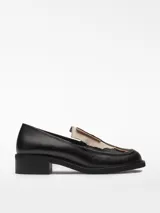 Mocasín negro de cuero con detalle de tela beige en el empeine y tacón bloque.