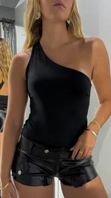 Short negro de vinilo con tiro bajo.