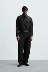Camisa relaxed fit confeccionada en tejido con mezcla de algodón con tacto suave. Cuello solapa y manga larga acaba en puño con botón. Bolsillo plastrón en pecho. Cierre frontal de botonadura.