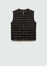 Chaleco negro acolchado con cierre frontal y cuello redondo.