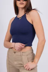 Musculosa blanca de breteles finos y corte cropped.