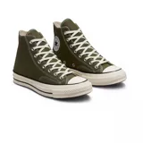 Zapatillas Converse Chuck 70 de caña alta, color verde oliva, con cordones blancos y suela de goma color hueso.
