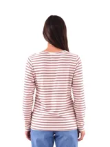 Remera manga larga color lila con cuello redondo y detalle de botones dorados en el hombro.