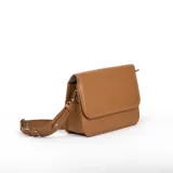 Bandolera marrón de cuero vacuno, con cierre metálico YKK, correa ajustable extraíble y bolsillo interno con cierre.