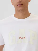 Remera negra de algodón con logo GAP estampado en blanco en el pecho.