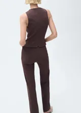 Pantalón marrón de corte recto y largo, con cintura ajustable con goma.