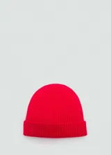 Gorro de lana rojo con tejido de punto acanalado.
