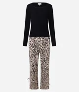 Pijama largo de dos piezas: blusa de canalé negra de manga larga y pantalón de viscosa con estampado de leopardo y lazos en las perneras.