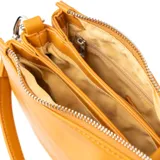 Bandolera color camel confeccionada en símil cuero, con diseño rectangular y sensación acolchada al tacto. Tiene acceso con solapa y botones imantados, tres compartimentos, un bolsillo interno con cierre y otro abierto. La correa es regulable y los herrajes son plateados. El interior está forrado en tela de algodón y poliéster.