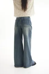 Pantalón de jean celeste de corte extra wide leg.