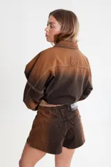 Short de jean azul con cintura elástica y cordón blanco con letras rojas.