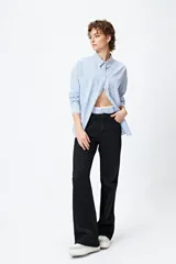 Pantalón de jean negro de corte recto, tiro medio y calce relajado. Presenta un recorte lateral en tono contrastante.