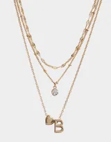 Collar corto dorado multicadena con dije de corazón y letra R.