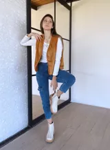 Chaleco camel de pana con cuello y sisas de corderito.