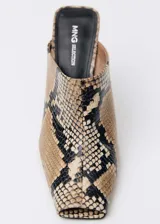 Zapato mule con estampado de piel de serpiente en tonos beige y negro, con punta cuadrada y tacón de aguja.