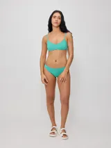 Top de bikini color verde azulado, de corte clásico con escote en V y tirantes finos ajustables.