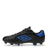 Championes de fútbol Umbro Touch SG, color negro con detalles en azul.