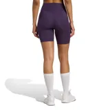 Calza corta de mujer Adidas Essentials Stash color violeta, de tiro alto y calce ajustado, con logo de la marca en la pierna izquierda.