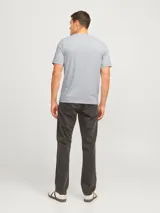 Remera gris de manga corta y cuello redondo, con logo "JJ REBEL" estampado en el pecho.