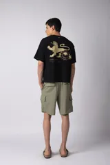 Bermuda cargo color blanco, confeccionada en mezcla de lino y rayón, con cintura elástica ajustable con cordón y bolsillo lateral tipo cargo.