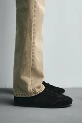 Zapatilla de cordones color beige, con capellada de cuero serraje, horma redonda y suela ultrafina.