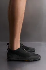 Zapato técnico negro para actividades deportivas en entornos acuáticos. Parte superior fabricada en tejido técnico con puntera y talón recubiertos para proteger de la abrasión. Ajuste mediante pieza técnica y suela Vibram® de goma.