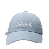 Gorro estilo dad hat color celeste claro, con visera curva y bordado frontal en hilo blanco con la palabra "Nashville" en cursiva.