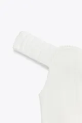 Body blanco de escote recto con hombros descubiertos y detalle de picueta a tono.