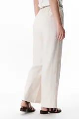 Pantalón de lino azul de corte palazzo.