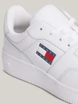 Zapatillas Tommy Jeans Essential de cuero blanco, con logo de la marca en el lateral y suela de goma.