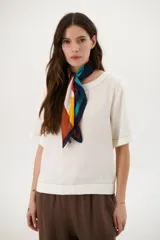 Blusa color crudo de lino con cuello redondo y mangas cortas.