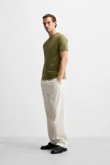 Camiseta slim fit de cuello redondo y manga corta, confeccionada en tejido de algodón con elasticidad.