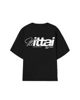 Remera rosa con estampado en la espalda con la palabra "ittai" en blanco y letras más pequeñas debajo.