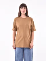 Remera color marrón claro, de corte recto y mangas cortas.