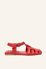 Sandalias franciscanas rojas de cuero con tiras entretejidas y hebilla lateral.