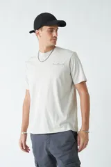 Remera negra de hombre con estampado de ticket de evento en la espalda.