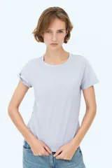 Remera celeste de algodón con cuello redondo y mangas cortas.