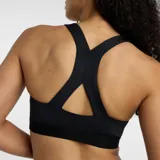 Top deportivo negro de New Balance con soporte medio, almohadillas removibles y tecnología NB DRY de secado rápido.