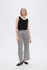 Pantalón de viscosa con estampado animal print en tonos grises y negros, de corte recto.